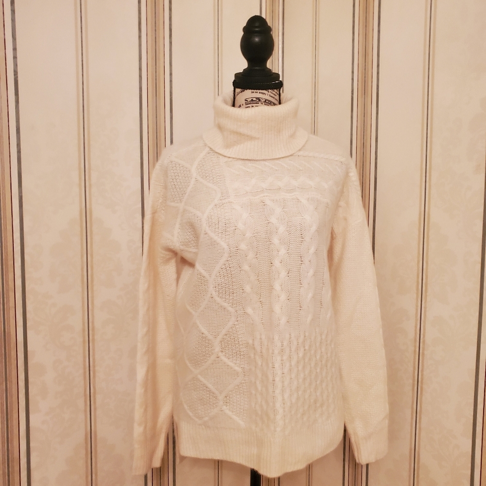 Saks 5th Avenue cashmere sweater off white